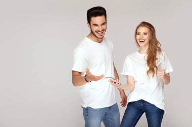 Cep telefonu kullaranarak mutlu çift.