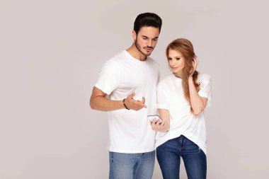 Cep telefonu kullaranarak mutlu çift.