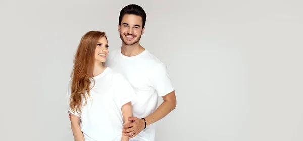 Feliz youg pareja posando juntos en estudio . — Foto de Stock