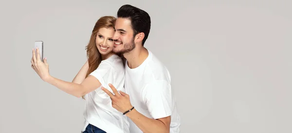 Pareja feliz tomando selfie por teléfono móvil . —  Fotos de Stock