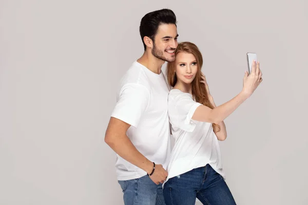 Pareja feliz tomando selfie por teléfono móvil . — Foto de Stock