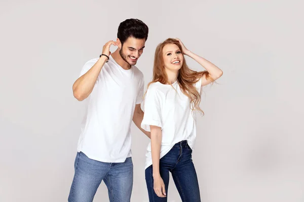 Feliz youg pareja posando juntos en estudio . — Foto de Stock