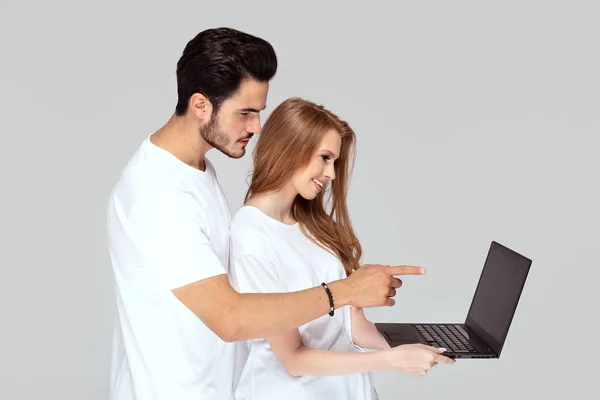 Młoda para korzystająca z laptopa. — Zdjęcie stockowe