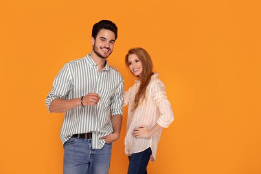 Güzel çift gülümsüyor, birlikte poz.