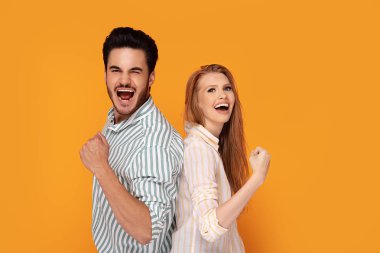 Güzel çift gülümsüyor, birlikte poz.