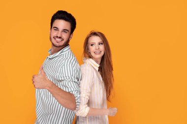 Güzel çift gülümsüyor, birlikte poz.