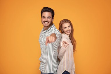 Güzel çift gülümsüyor, birlikte poz.