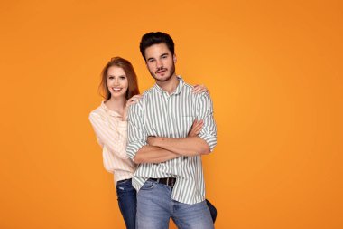 Güzel çift gülümsüyor, birlikte poz.