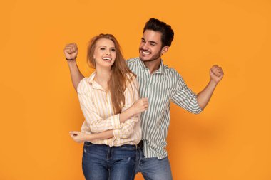 Güzel çift gülümsüyor, birlikte poz.