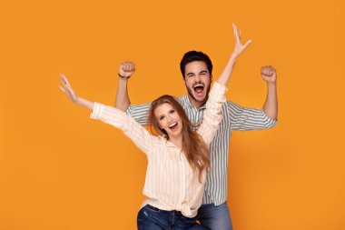 Güzel çift gülümsüyor, birlikte poz.