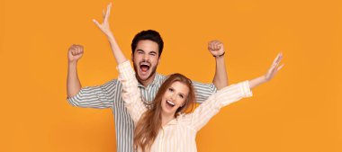 Güzel çift gülümsüyor, birlikte poz.