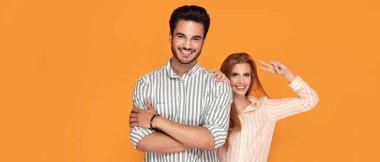 Güzel çift gülümsüyor, birlikte poz.