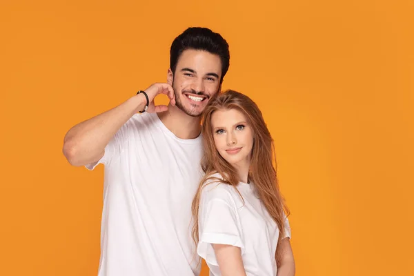 Happy youg couple posing together in studio. — Stock Photo, Image