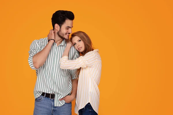 Hermosa pareja sonriendo, posando juntos . — Foto de Stock