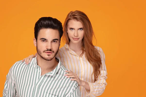 Hermosa pareja posando juntos . — Foto de Stock