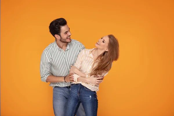 Hermosa pareja sonriendo, posando juntos . — Foto de Stock