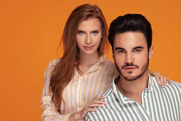 güzel çift birlikte poz.