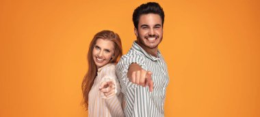 Güzel çift gülümsüyor, birlikte poz.