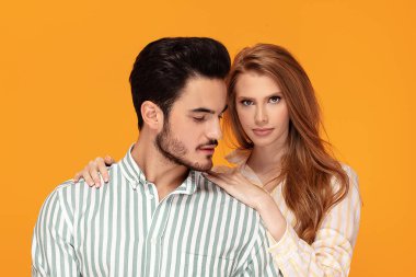 Güzel çift gülümsüyor, birlikte poz.