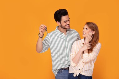 mutlu bir çift yeni ev için tuşları.