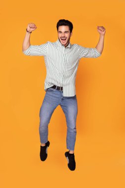 Mutlu yakışıklı adam kameraya gülümseyen.