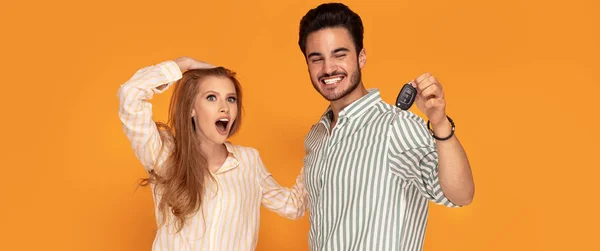 Happy young couple with car key. — Stock Photo, Image