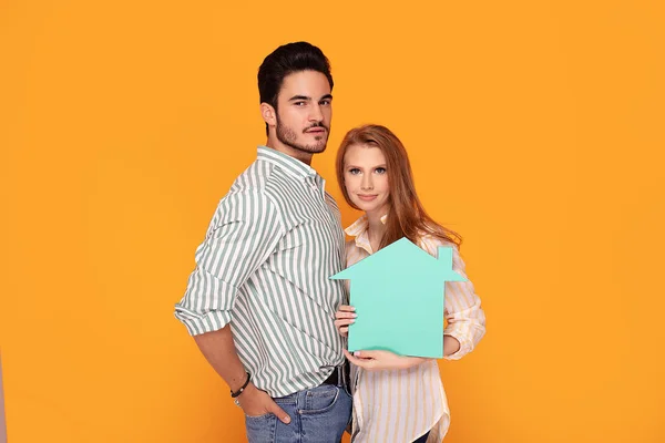 Pareja joven soñando con casa . — Foto de Stock