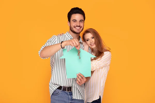 Jeune couple achetant première maison . — Photo