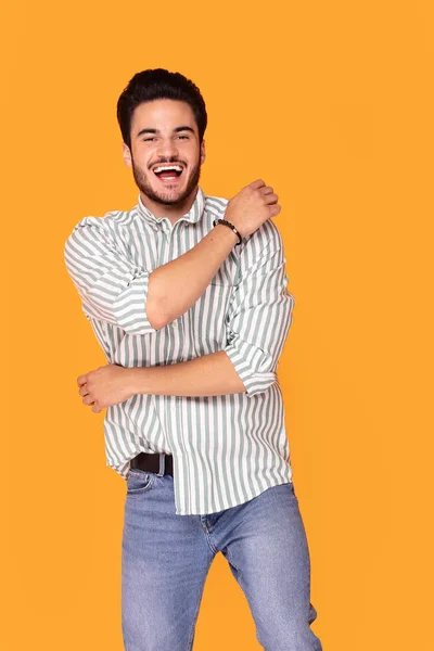 Feliz hombre guapo sonriendo a la cámara . —  Fotos de Stock