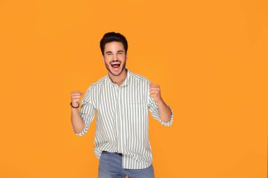 Mutlu yakışıklı adam kameraya gülümseyen.