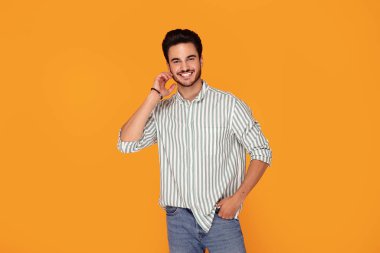 Mutlu yakışıklı adam kameraya gülümseyen.