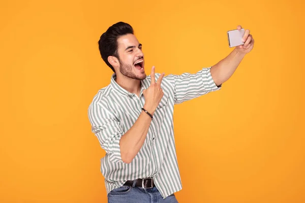 Hombre guapo usando teléfono móvil . —  Fotos de Stock