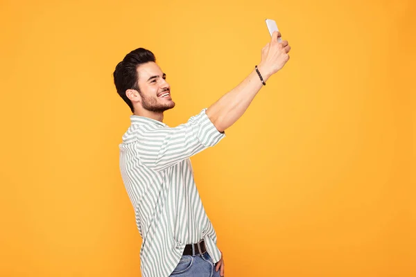 Hombre guapo usando teléfono móvil . —  Fotos de Stock