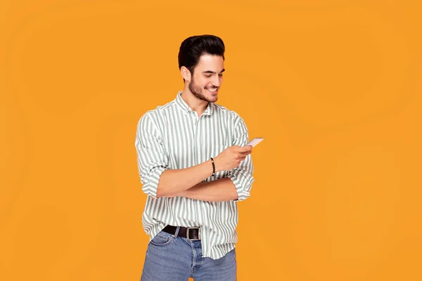 Hombre guapo usando teléfono móvil . —  Fotos de Stock