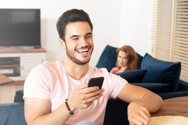 mutlu genç bir çift evde rahatlatıcı.