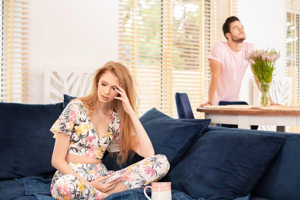 Atractiva pareja discutiendo en casa . — Foto de Stock