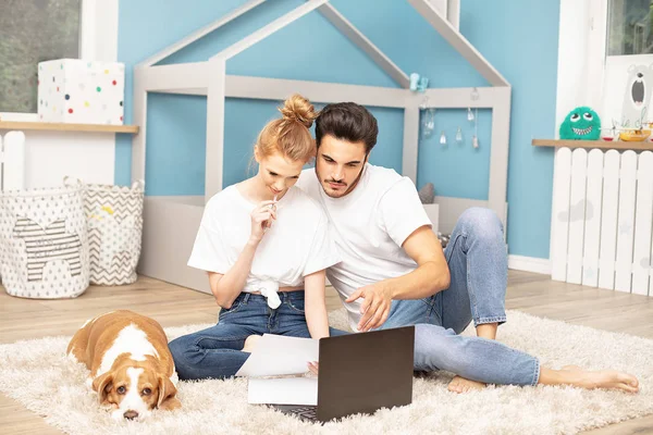 Pareja joven en habitación de niños . —  Fotos de Stock