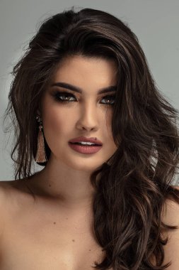 Güzel bir kadının görkemli portresi..