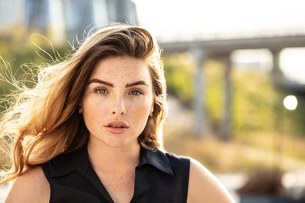 Schöne Frau mit Sommersprossen im Gesicht. — Stockfoto