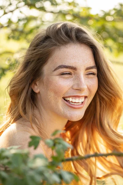 Lycklig tjej med fräknar poserar i Sunny Garden. — Stockfoto