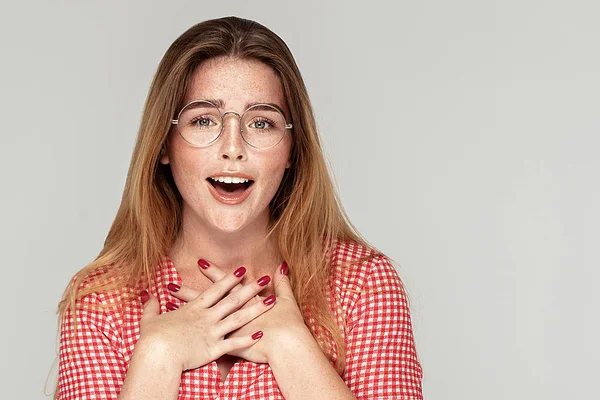 Emotional shocked redhead woman posing. — Stock Photo, Image