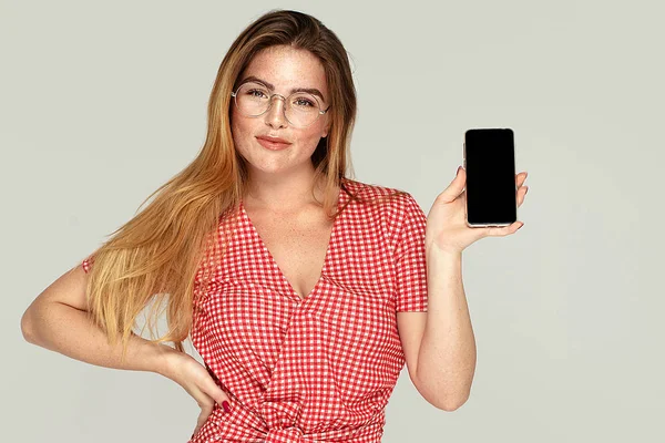 Lächelnde junge Frau mit Handy . — Stockfoto