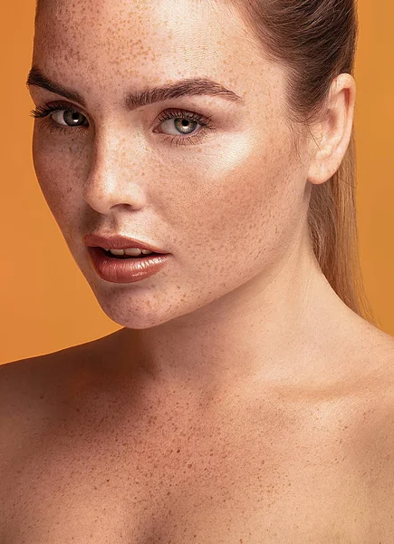 Beauty portrait of woman with freckles. — Stock Photo, Image