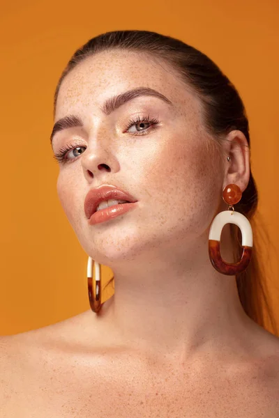 Elegante chica de jengibre con pendientes . — Foto de Stock