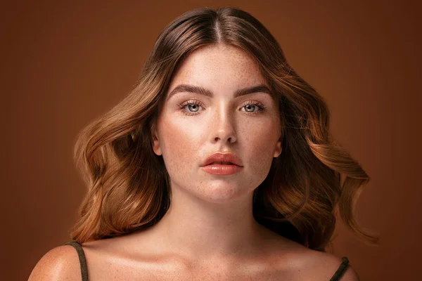 Portrait de beauté de femme avec des taches de rousseur . — Photo