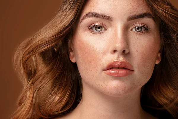 Portrait de beauté de femme avec des taches de rousseur . — Photo