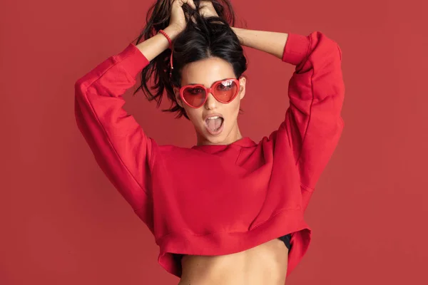 Funny beautiful girl in red sunglasses. — Stock Photo, Image