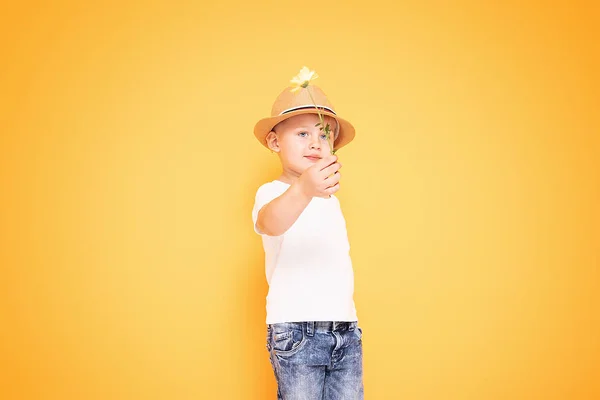 Ευτυχισμένο παιδί με καλοκαιρινό καπέλο χαμογελαστός. — Φωτογραφία Αρχείου