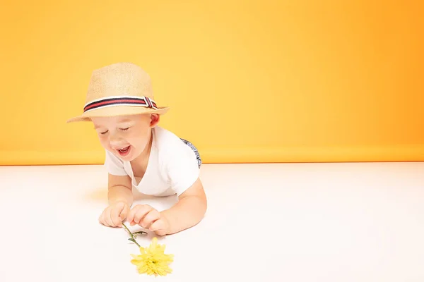 Ευτυχισμένο παιδί με καλοκαιρινό καπέλο χαμογελαστός. — Φωτογραφία Αρχείου