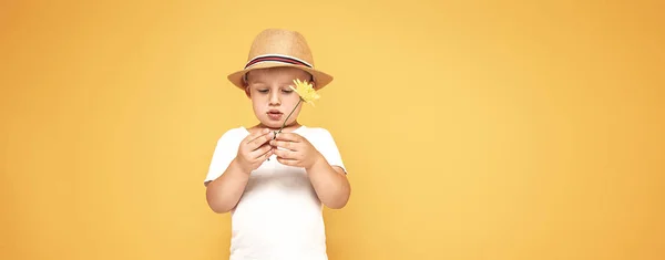 Happy Kid i sommarhatt leende. — Stockfoto